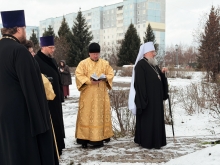 Архипастырский визит: митрополит Никита почтил память протоиерея Евгения Фролова и матушки Светланы в Шарыпово